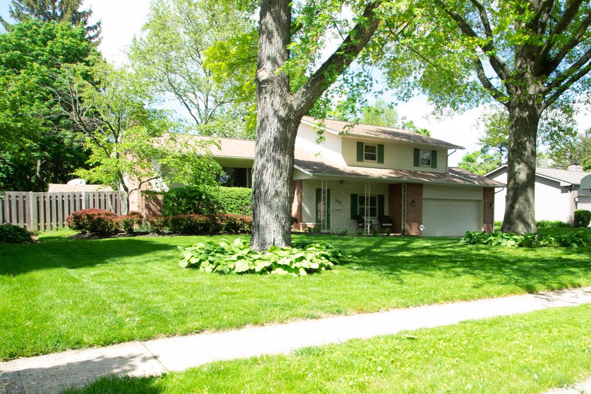 2212 Buckley Road Columbus, OH 43220 - Photo 6 of 30