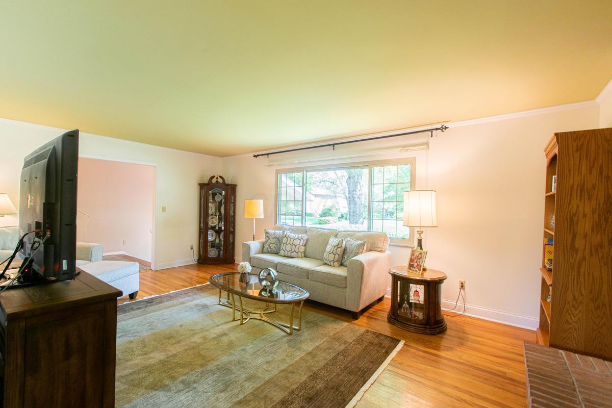 2212 Buckley Road Columbus, OH 43220 - Photo 7 of 30