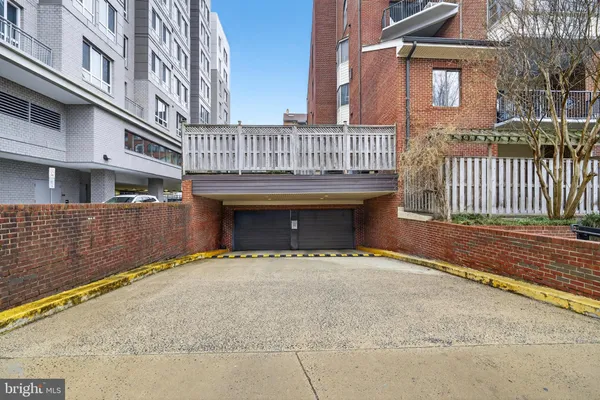 a view of an house with backyard and deck