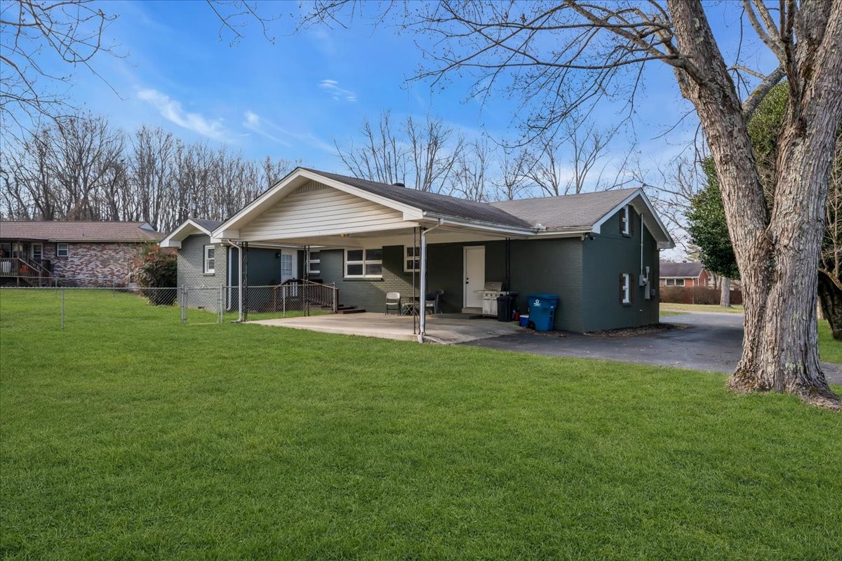 902 Sycamore Drive Manchester, TN 37355 - Photo 37 of 51 a front view of a house with garden