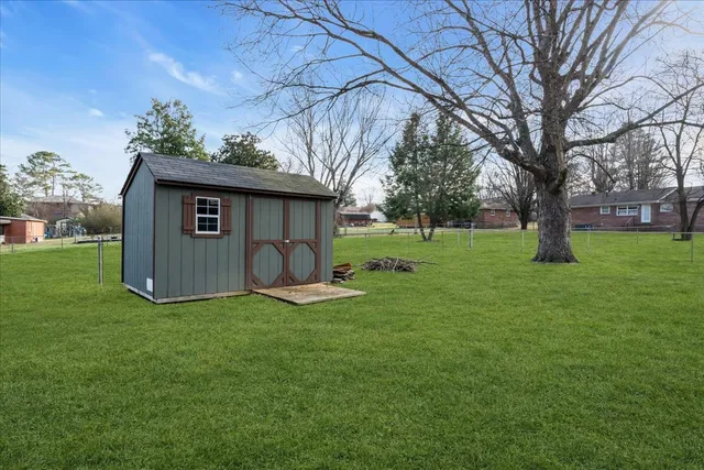 a view of a house with backyard
