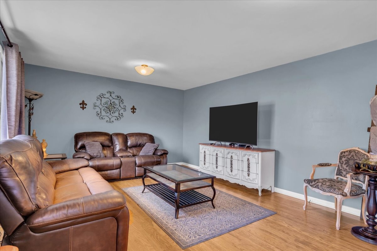902 Sycamore Drive Manchester, TN 37355 - Photo 4 of 51 a living room with furniture and a flat screen tv