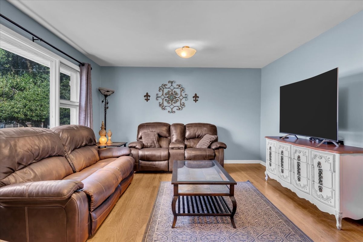 902 Sycamore Drive Manchester, TN 37355 - Photo 6 of 51 a living room with furniture and a flat screen tv