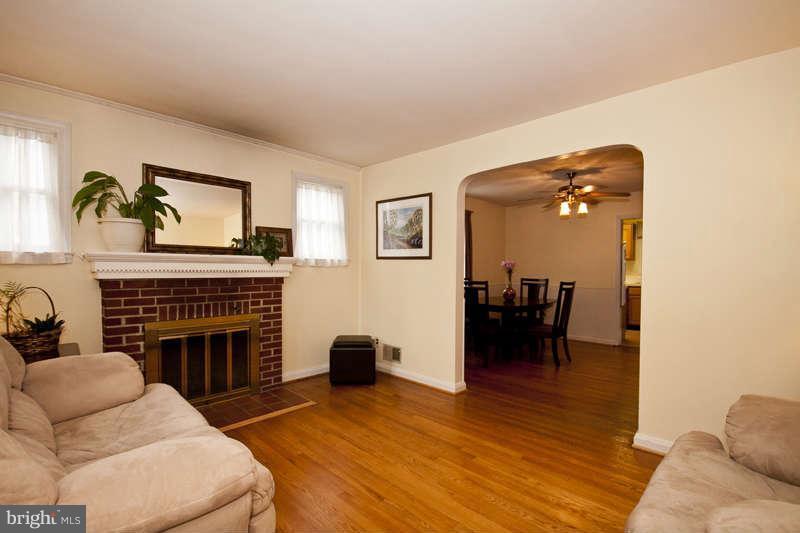 1747 Wycliffe Road Baltimore, MD 21234 - Photo 6 of 30 Living Room
