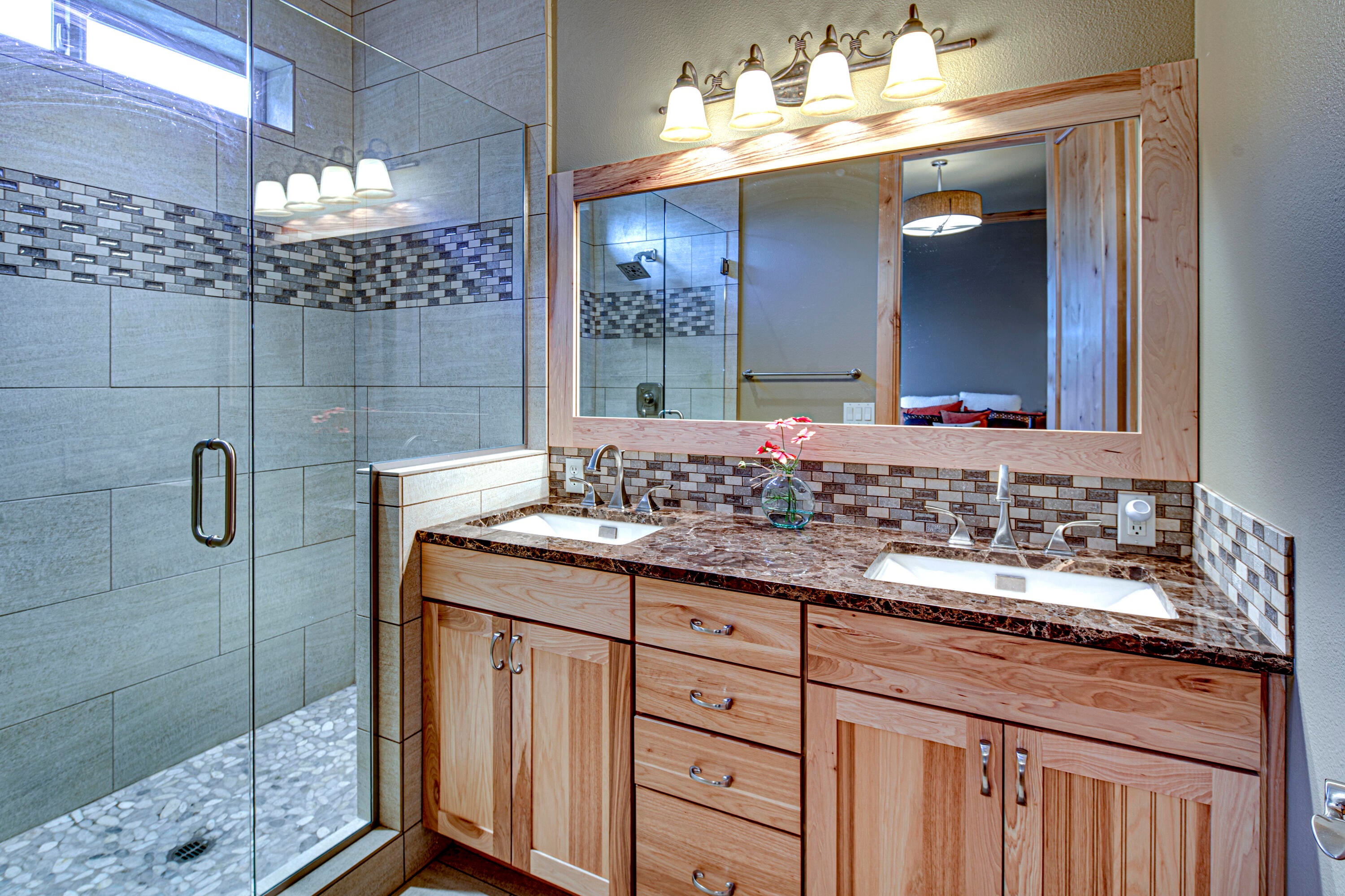 933 Southwest Vantage Point Way Bend, OR 97702 - Photo 23 of 36 En Suite