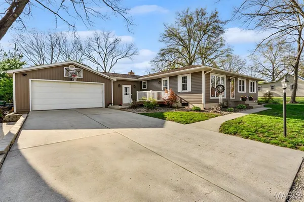 $298,500 | 3 North High Street, Smithton, IL 62285