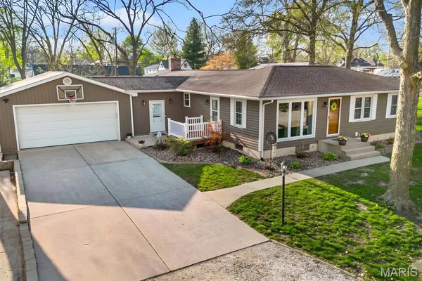 $298,500 | 3 North High Street, Smithton, IL 62285