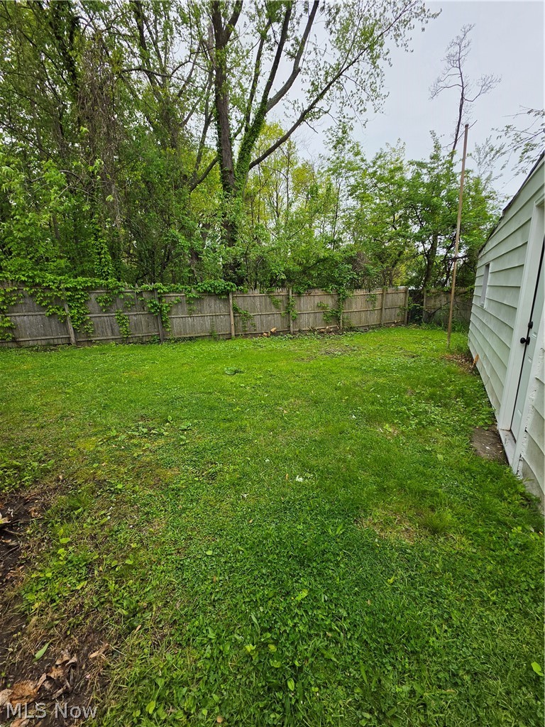 1925 Ridgehill Road Cleveland, OH 44121 - Photo 7 of 30