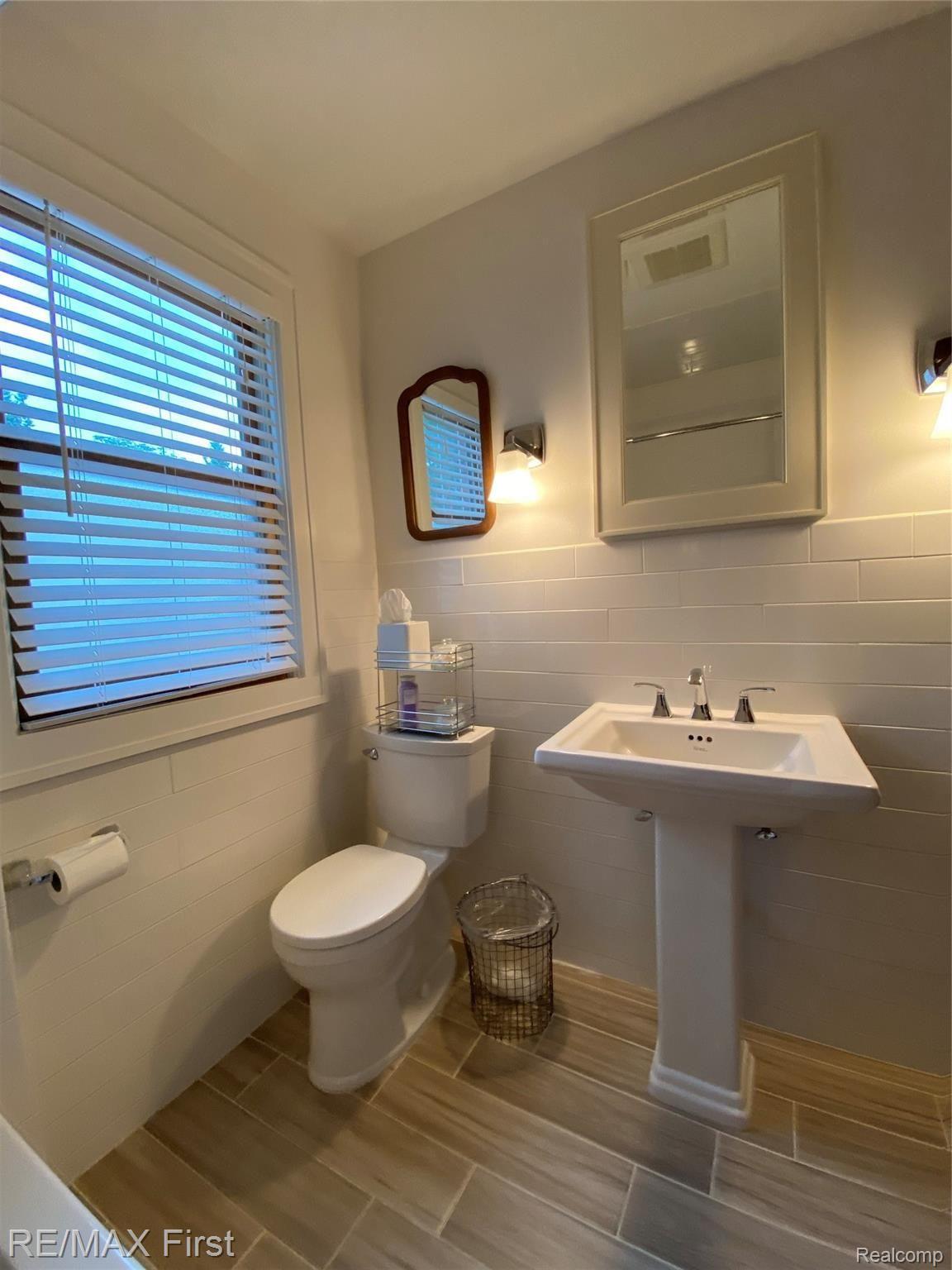240 Fisher Road Grosse Pointe, MI 48230 - Photo 24 of 54 Bathroom 7.jpg