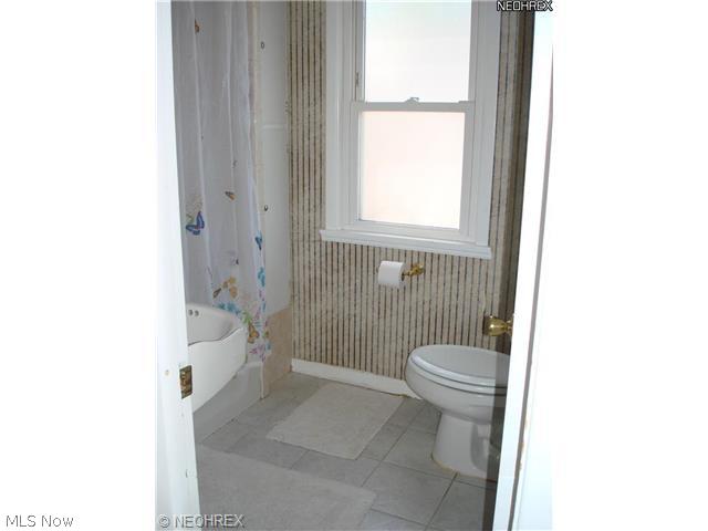 4076 Charlton Road Cleveland, OH 44121 - Photo 10 of 16