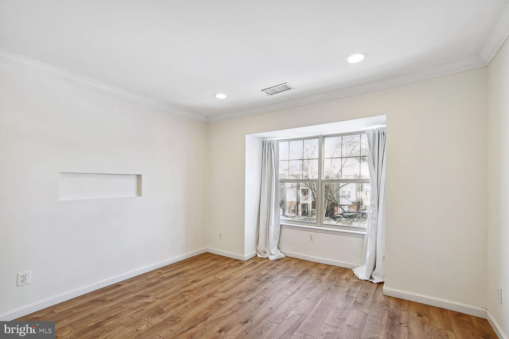 11715 Olde English Drive, Unit F Reston, VA 20190 - Photo 11 of 27 Primary En-Suite Bedroom