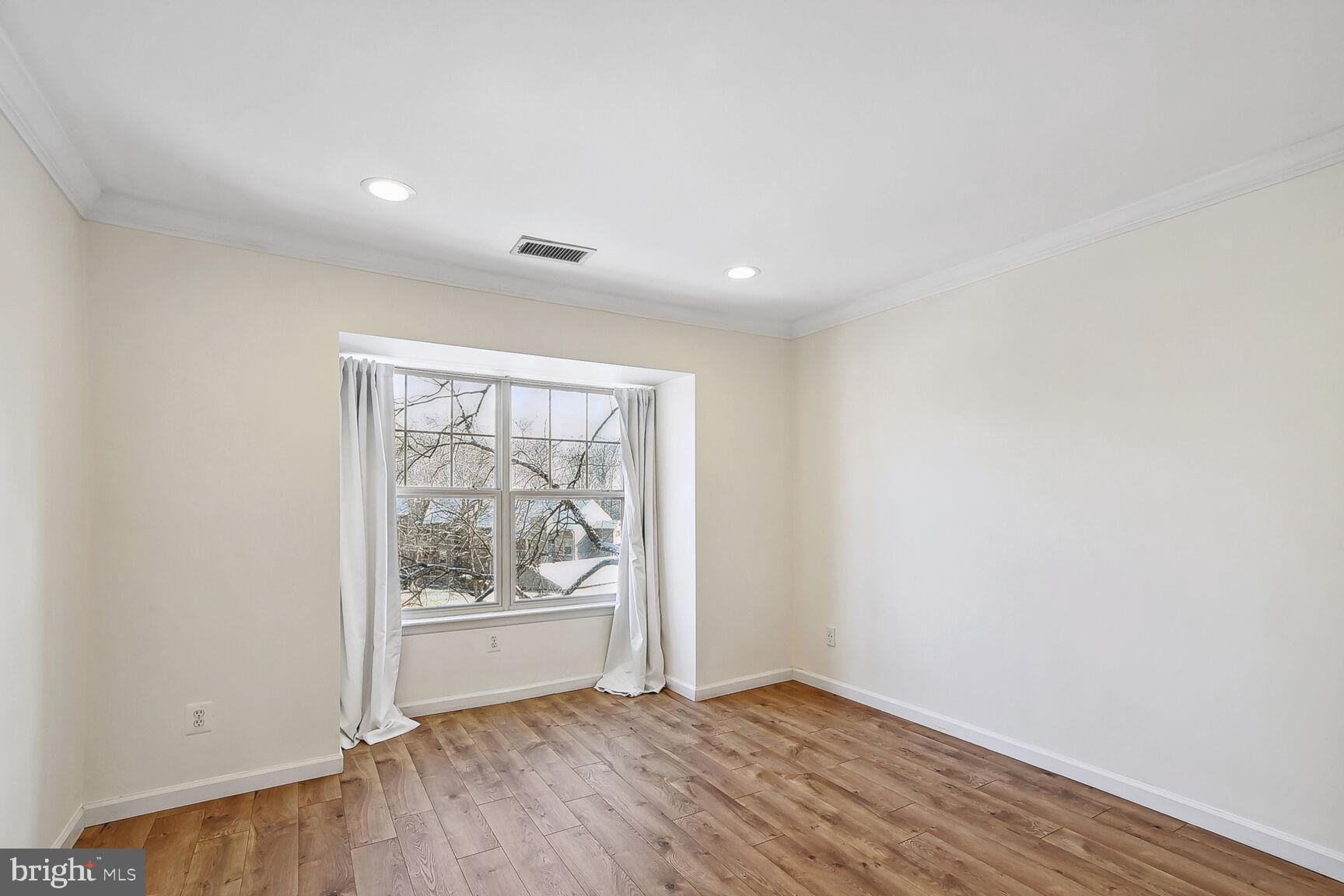 11715 Olde English Drive, Unit F Reston, VA 20190 - Photo 13 of 27 Primary En-Suite Bedroom