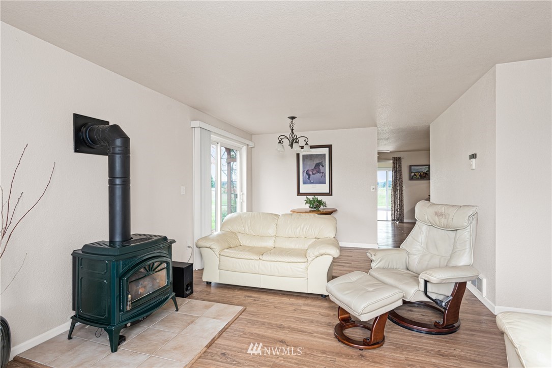 791 Tucker Road Toledo, WA 98591 - Photo 5 of 34 a living room with furniture and a mirror