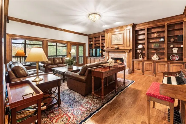 a view of entryway with livingroom