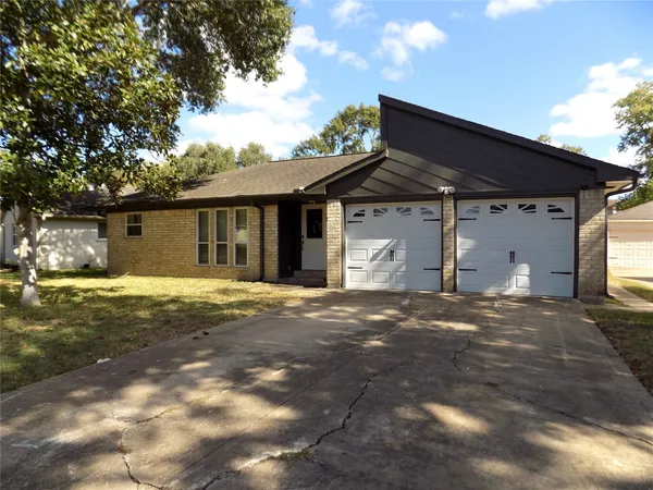 a view of a house with a yard and garage
