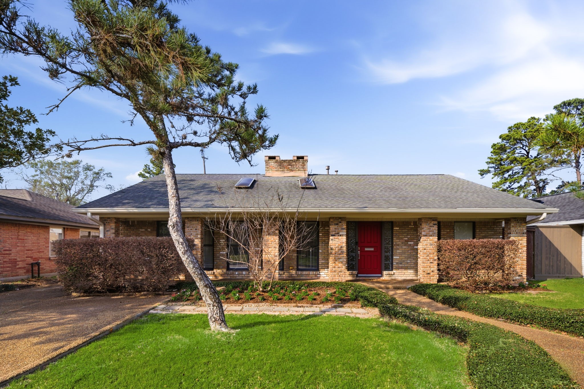 531 Azaleadell Drive Houston, TX 77018 - Photo 2 of 37 front view of a house with a yard
