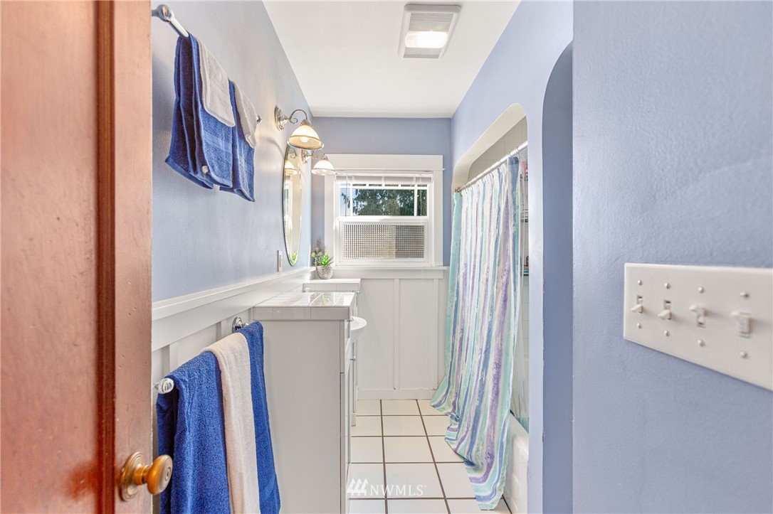 7011 Cady Road Everett, WA 98203 - Photo 11 of 32 a view of walk in closet with window