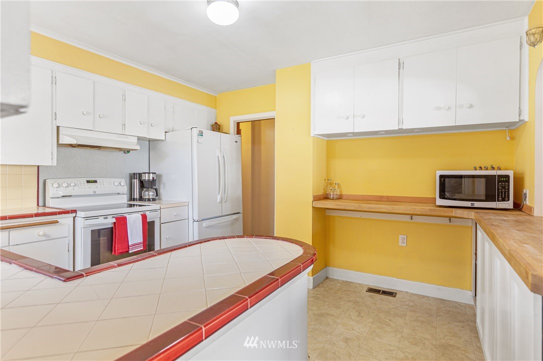 7011 Cady Road Everett, WA 98203 - Photo 16 of 32 a kitchen with stainless steel appliances granite countertop a refrigerator a stove and a sink