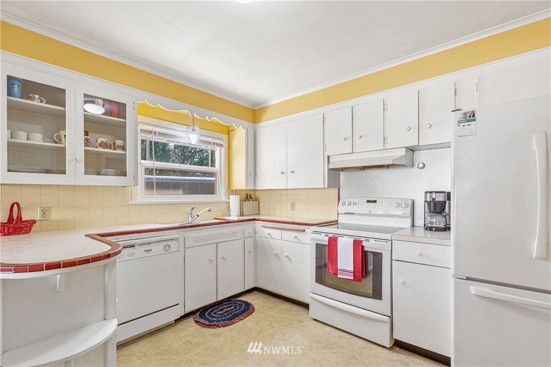 7011 Cady Road Everett, WA 98203 - Photo 20 of 32 a kitchen with granite countertop a sink and cabinets