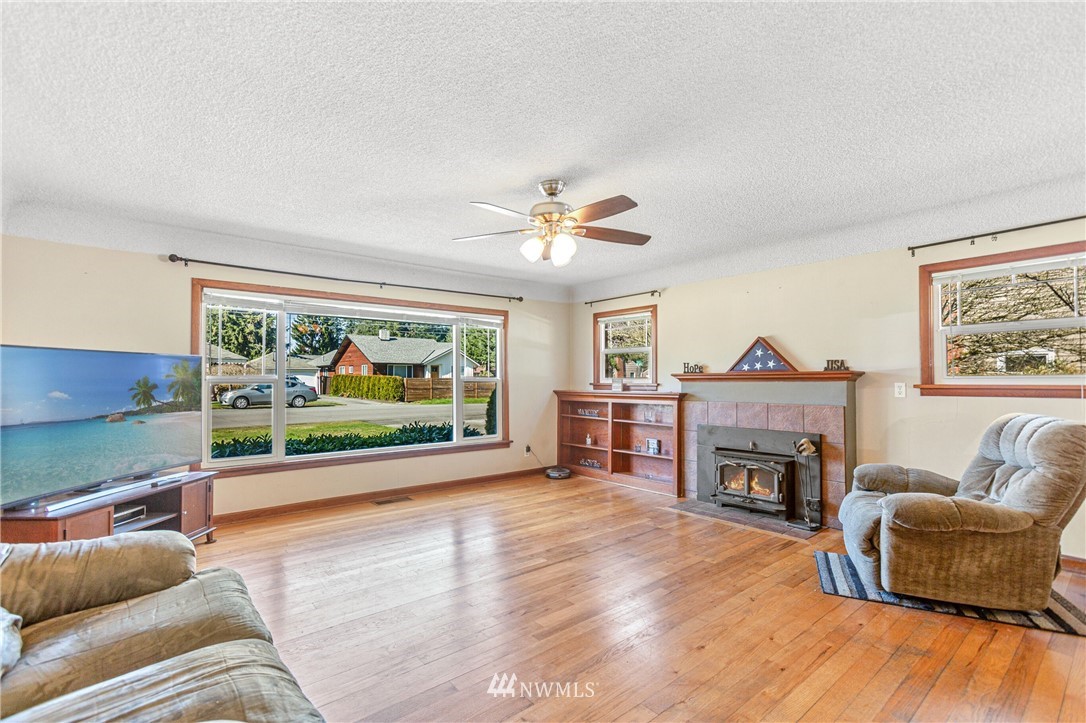 7011 Cady Road Everett, WA 98203 - Photo 21 of 32 a living room with furniture fireplace and a flat screen tv