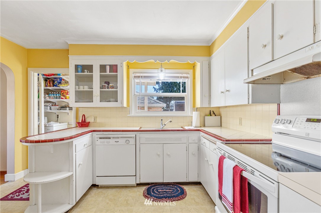 7011 Cady Road Everett, WA 98203 - Photo 22 of 32 a kitchen with a sink stove and cabinets