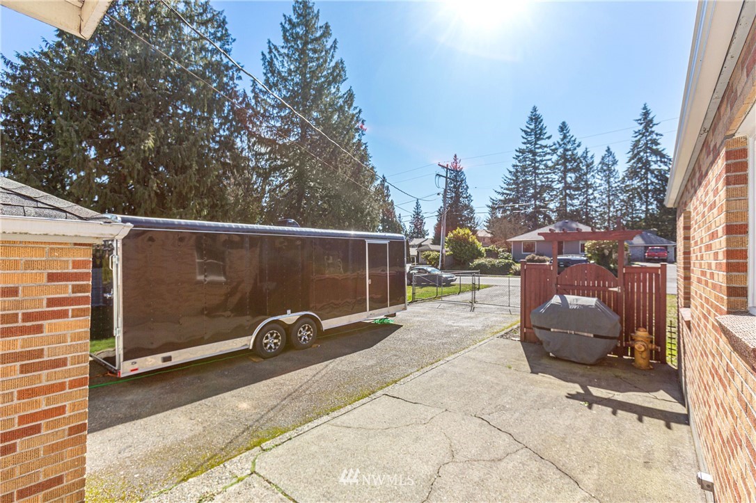 7011 Cady Road Everett, WA 98203 - Photo 30 of 32 a view of balcony with car parked