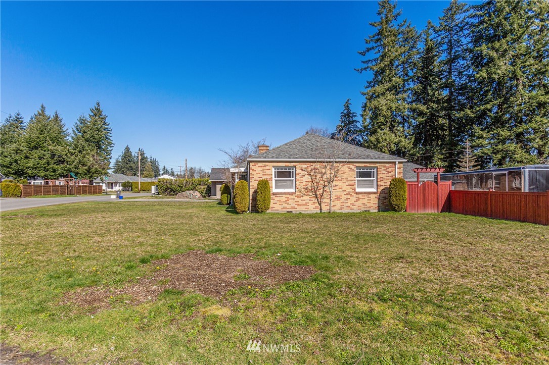 7011 Cady Road Everett, WA 98203 - Photo 5 of 32 a front view of a house with garden