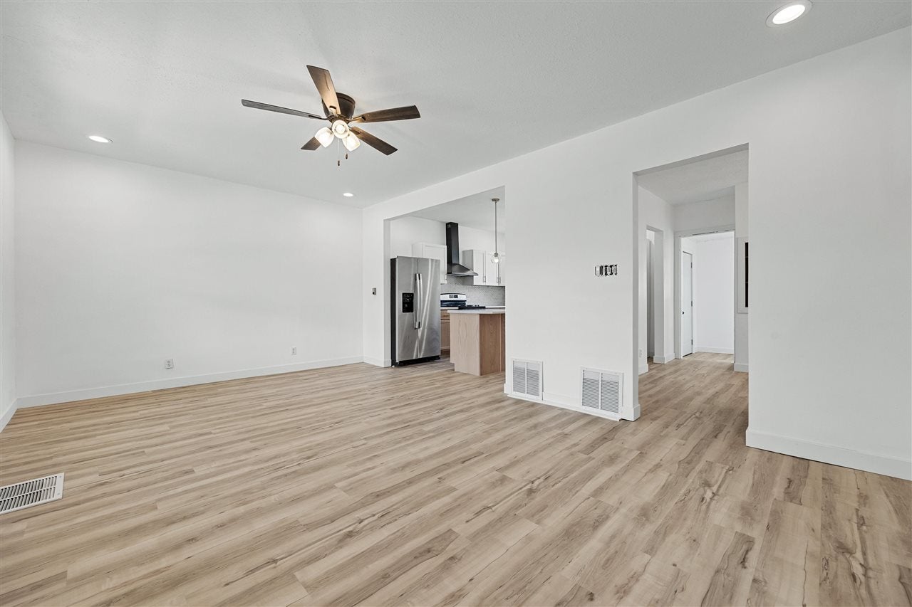 2230 Mt Vernon Road Southeast Cedar Rapids, IA 52403 - Photo 4 of 19 Gallery Image 4
