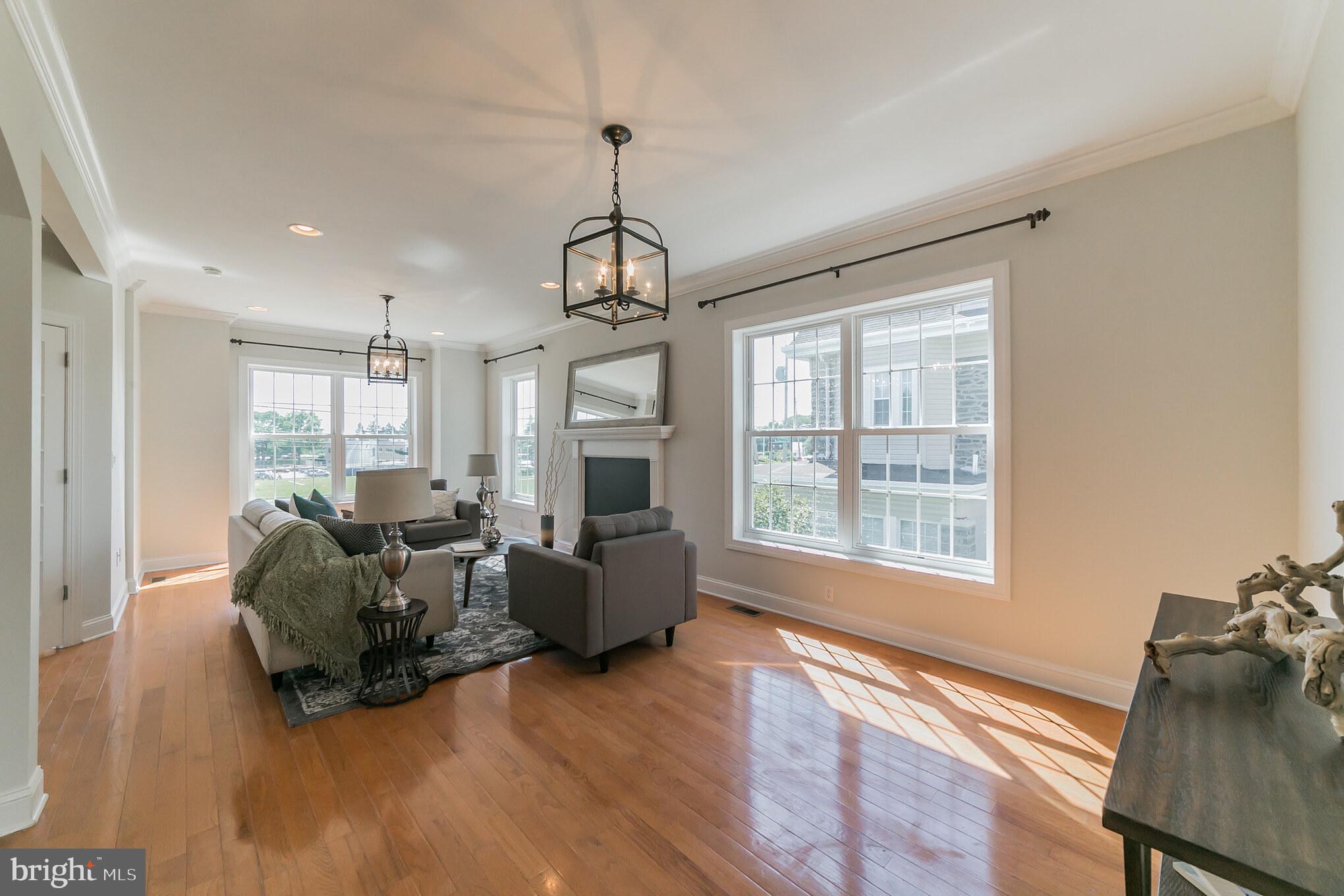 7240 Ridge Avenue Philadelphia, PA 19128 - Photo 14 of 27 Living Room