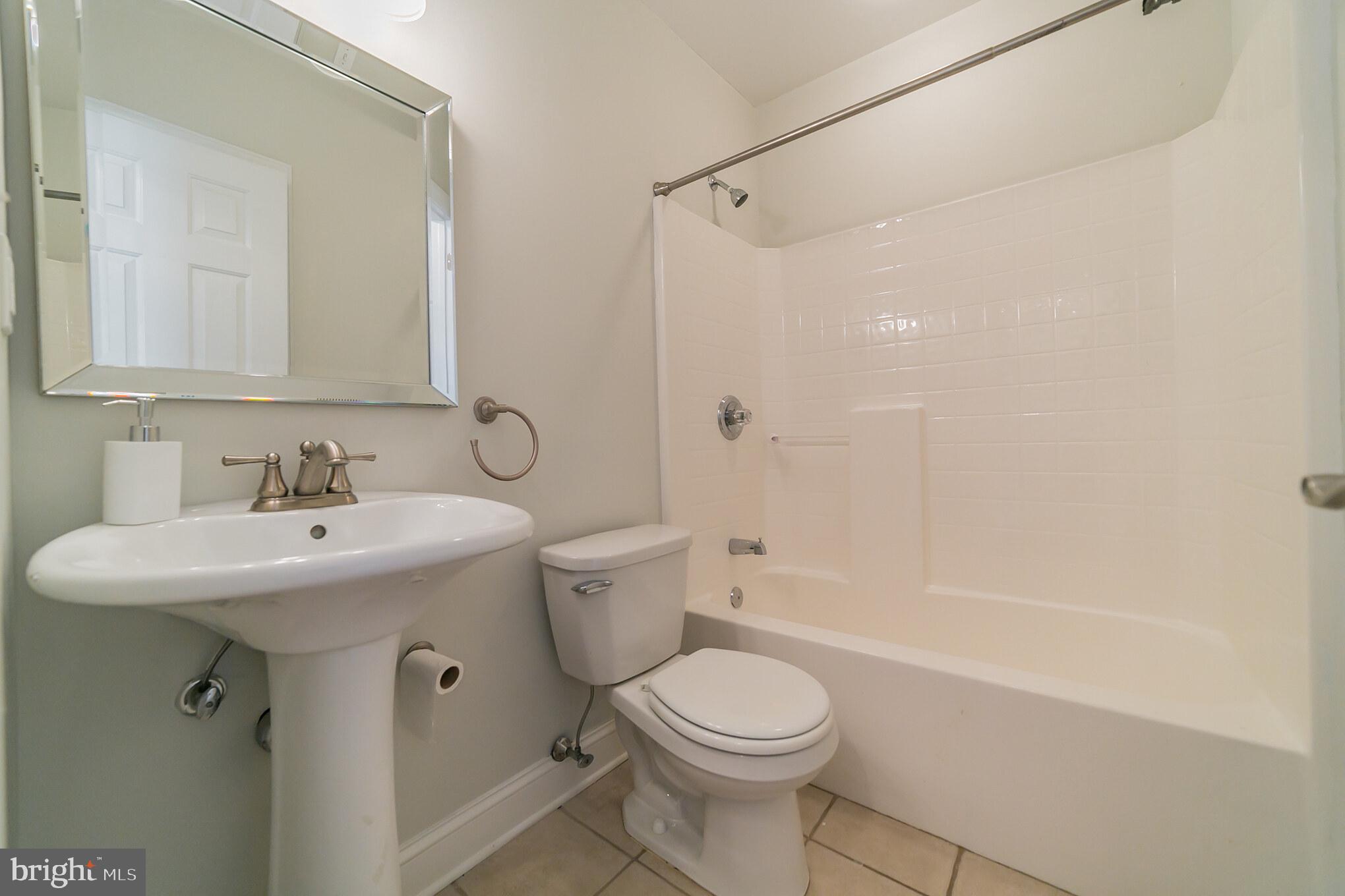 7240 Ridge Avenue Philadelphia, PA 19128 - Photo 24 of 27 Full Bathroom