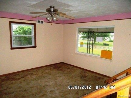 3743 Toepfer Road Warren, MI 48091 - Photo 2 of 7 Living room.jpg