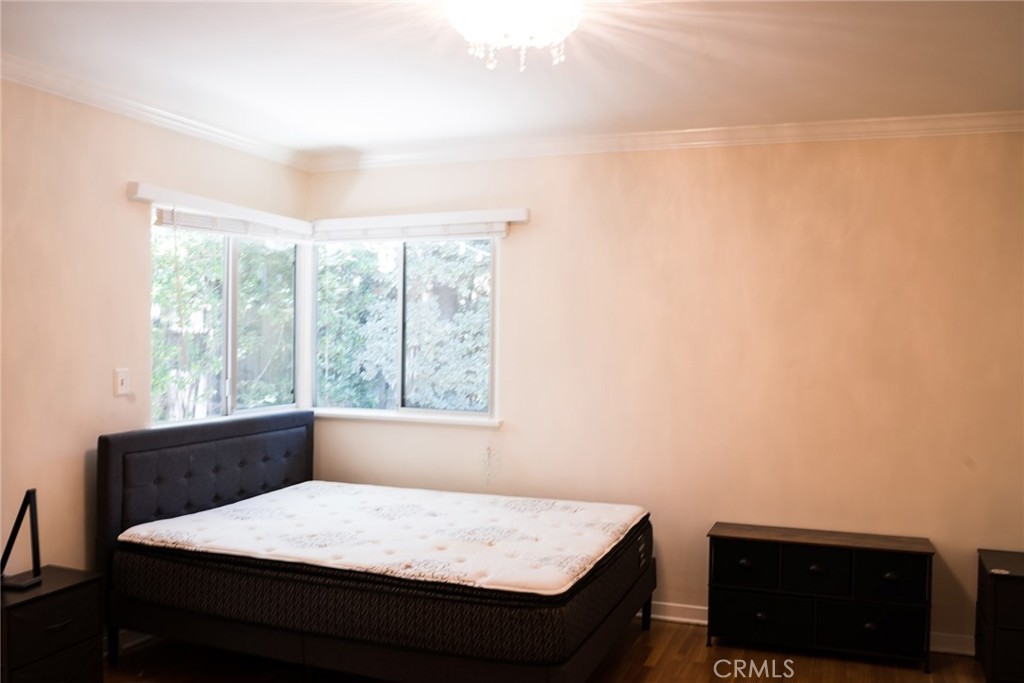 720 Heatherside Road Pasadena, CA 91105 - Photo 18 of 23 a room with a bed and a window