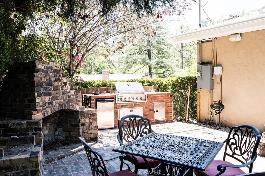 720 Heatherside Road Pasadena, CA 91105 - Photo 21 of 23 a view of a table and chairs in patio