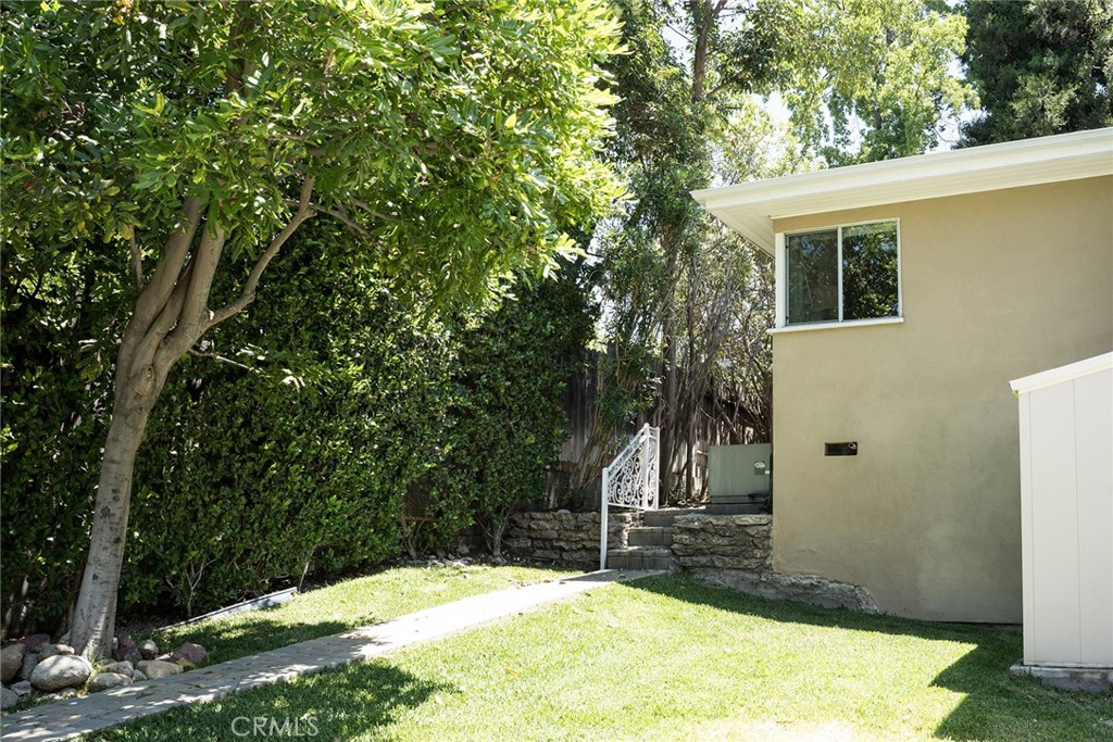 720 Heatherside Road Pasadena, CA 91105 - Photo 5 of 23 a house with trees in front of it