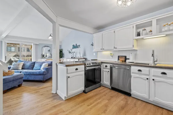 $429,000 | 601 Knollwood Circle, Unit F, Fontana, WI 53125