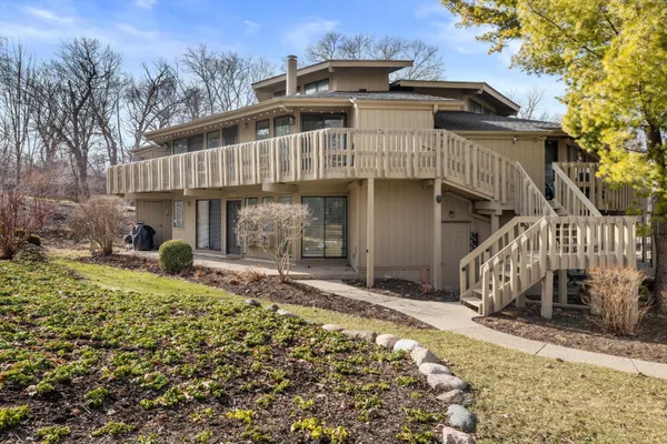 $429,000 | 601 Knollwood Circle, Unit F, Fontana, WI 53125