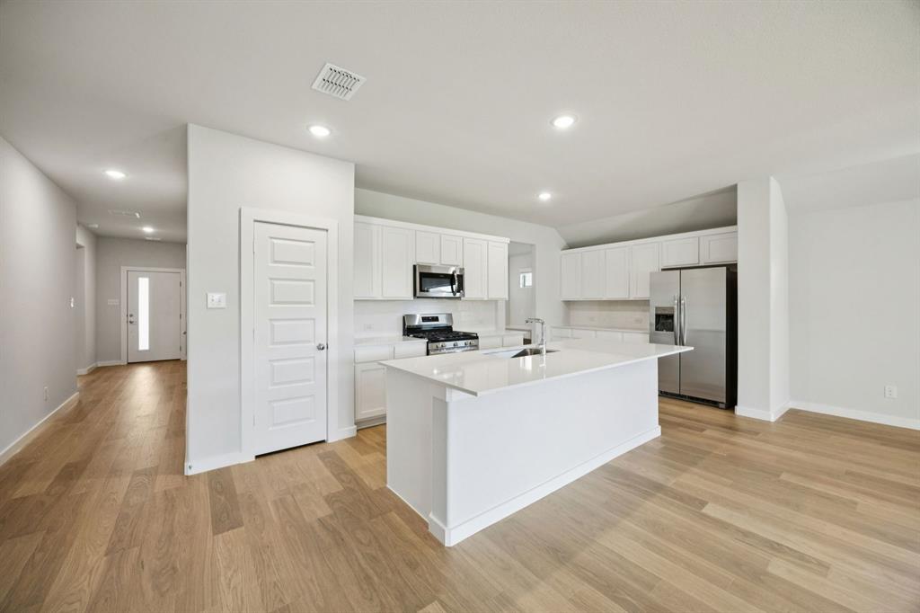 5721 Rushing River Way McKinney, TX 75071 - Photo 6 of 29 Kitchen in the Heisman home plan by Trophy Signature Homes – REPRESENTATIVE PHOTO