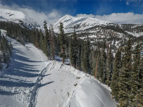 a view of a yard with a space