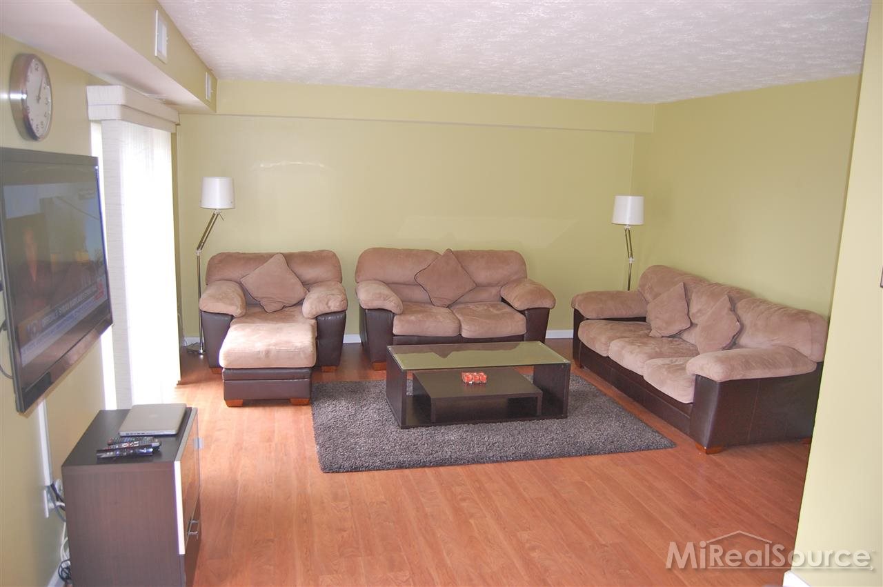 1673 Riverside Drive, Unit 41 Rochester, MI 48309 - Photo 5 of 26 31200001-4.JPG