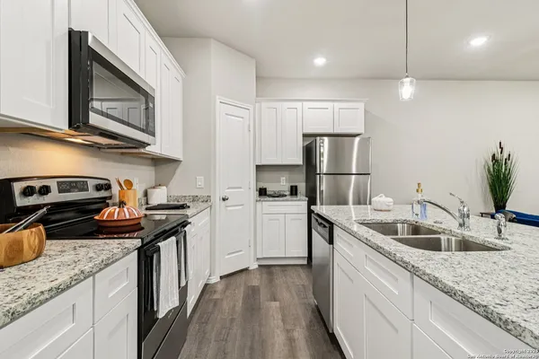 $1,800 | 106 Sai Manor, Unit 101, San Antonio, TX 78249