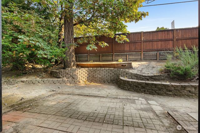 a view of a backyard