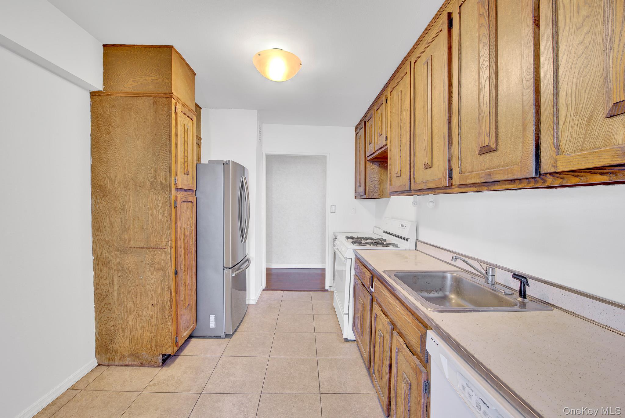 700 Shore Road, Unit 5M Long Beach, NY 11561 - Photo 9 of 34 Eat In Kitchen..