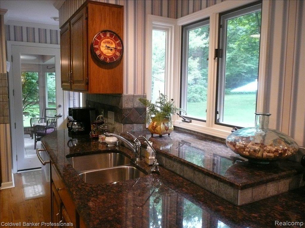 8225 Woodview Road Clarkston, MI 48348 - Photo 8 of 24 kitchen