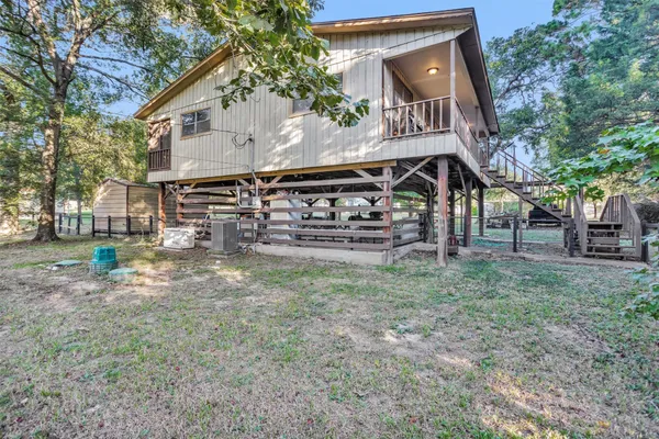 a view of a house with backyard