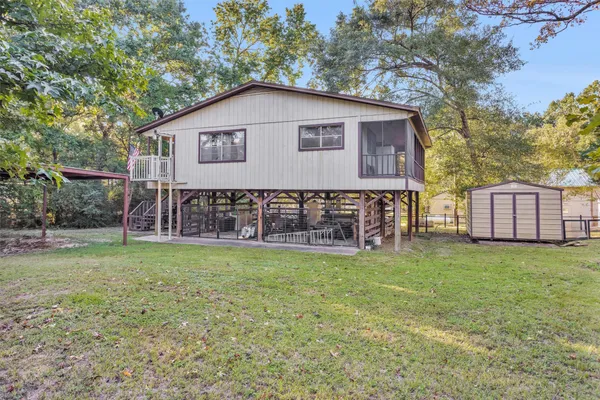 a view of a house with backyard and garden