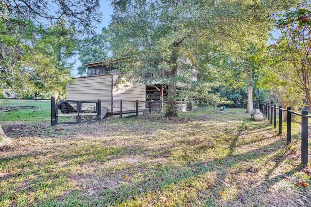 a view of a house with backyard