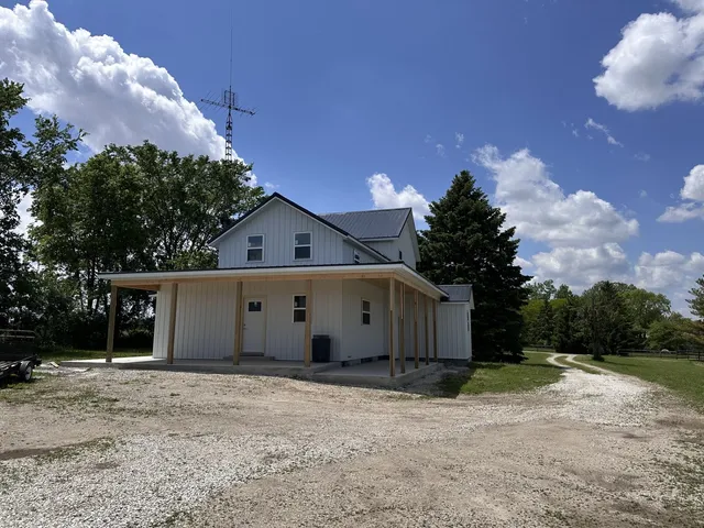 a view of a house with backyard and garden