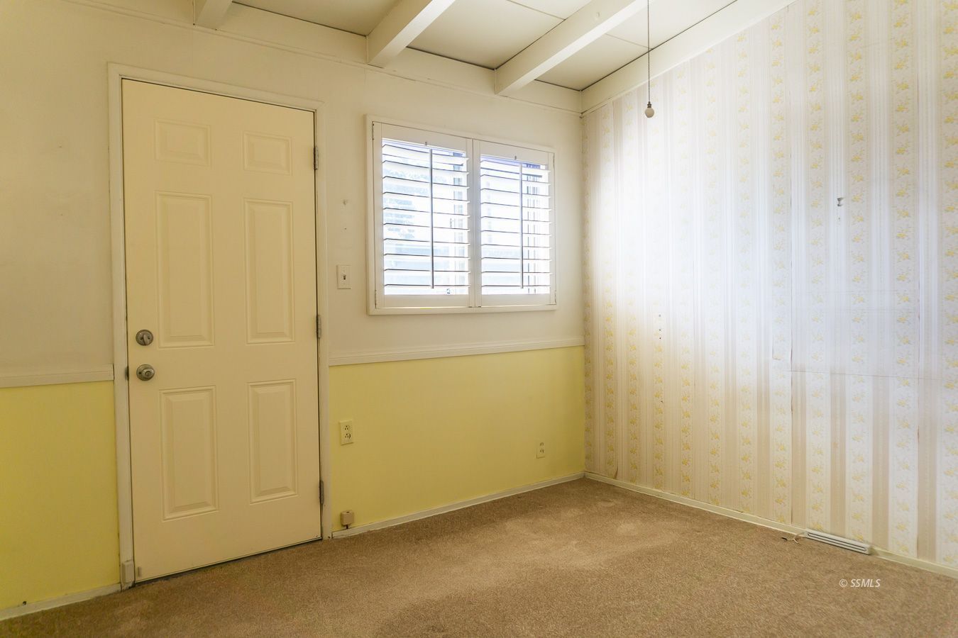 425 North Alvord Street Ridgecrest, CA 93555 - Photo 25 of 43 an empty room with windows