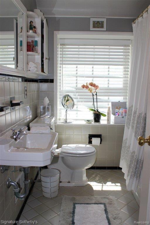 18432 Riverside Drive Franklin, MI 48025 - Photo 15 of 19 Hall Bath.JPG