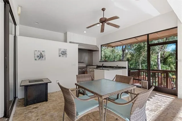 a view of a backyard